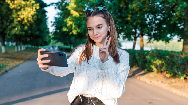 Sim_only_kind_meisje_selfie