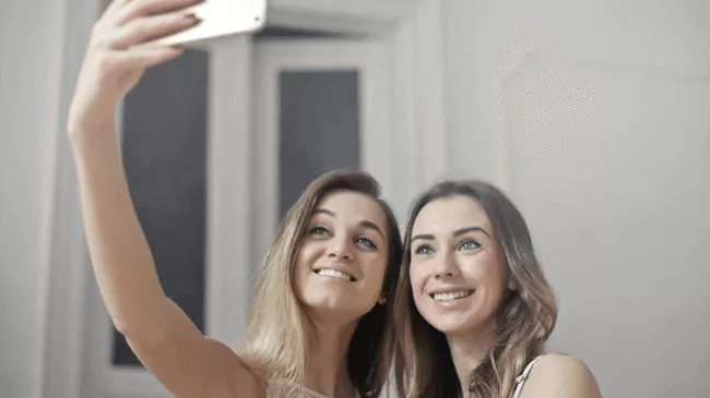 vrouwen die een selfie maken