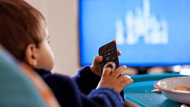 kind die tv kijkt
