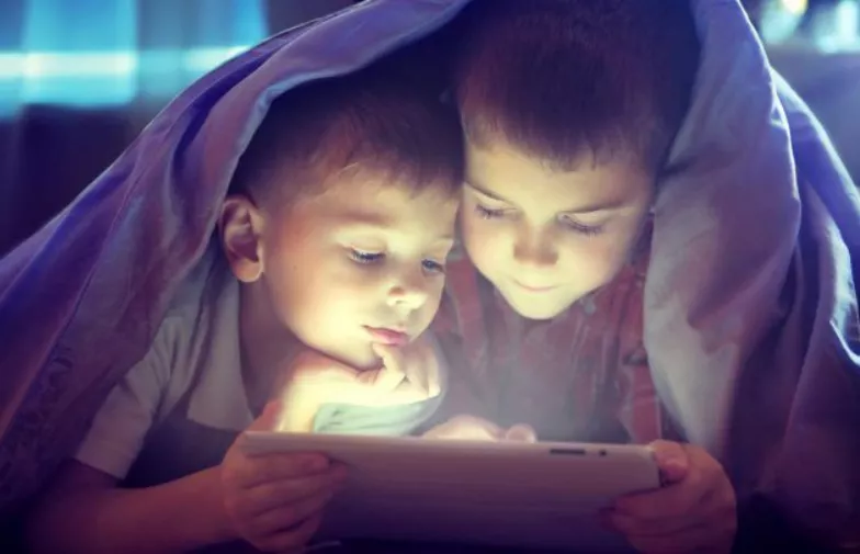 kinderen met tablet
