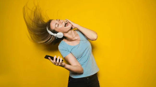 vrouw dansend op muziek