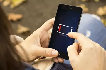 Mobiele telefoon met lege batterij